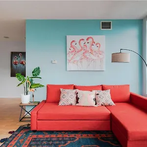 Downtown Core Two Bedroom With Cn Tower View, Free Parking Toronto